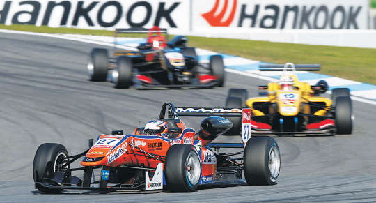 한국타이어는 국제자동차연맹이(FIA) 주관하는 '2015 FIA 포뮬러3 유럽피언 챔피언십(이하 F3)' 대회에 공식 타이어를 4년 연속으로 독점 공급한다.  한국타이어 제공